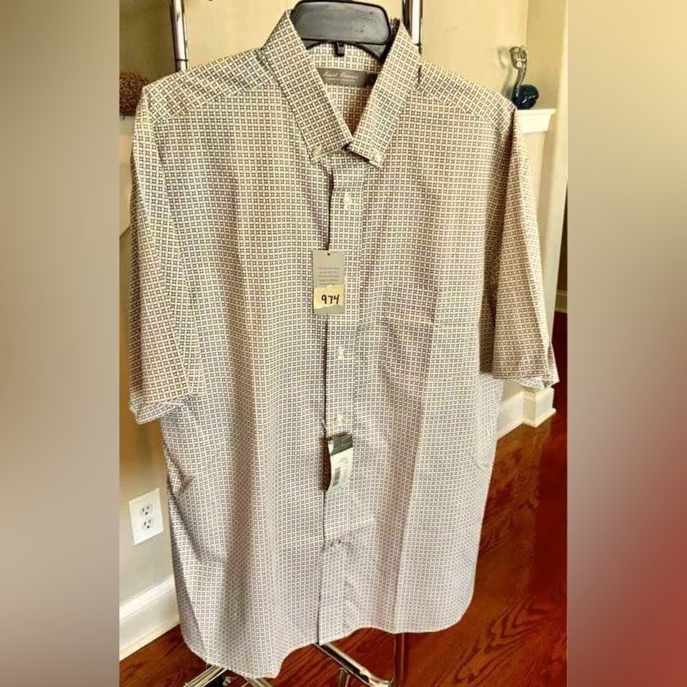 Mens BRAND NEW Size Large Short Sleeve Shirt.   #974